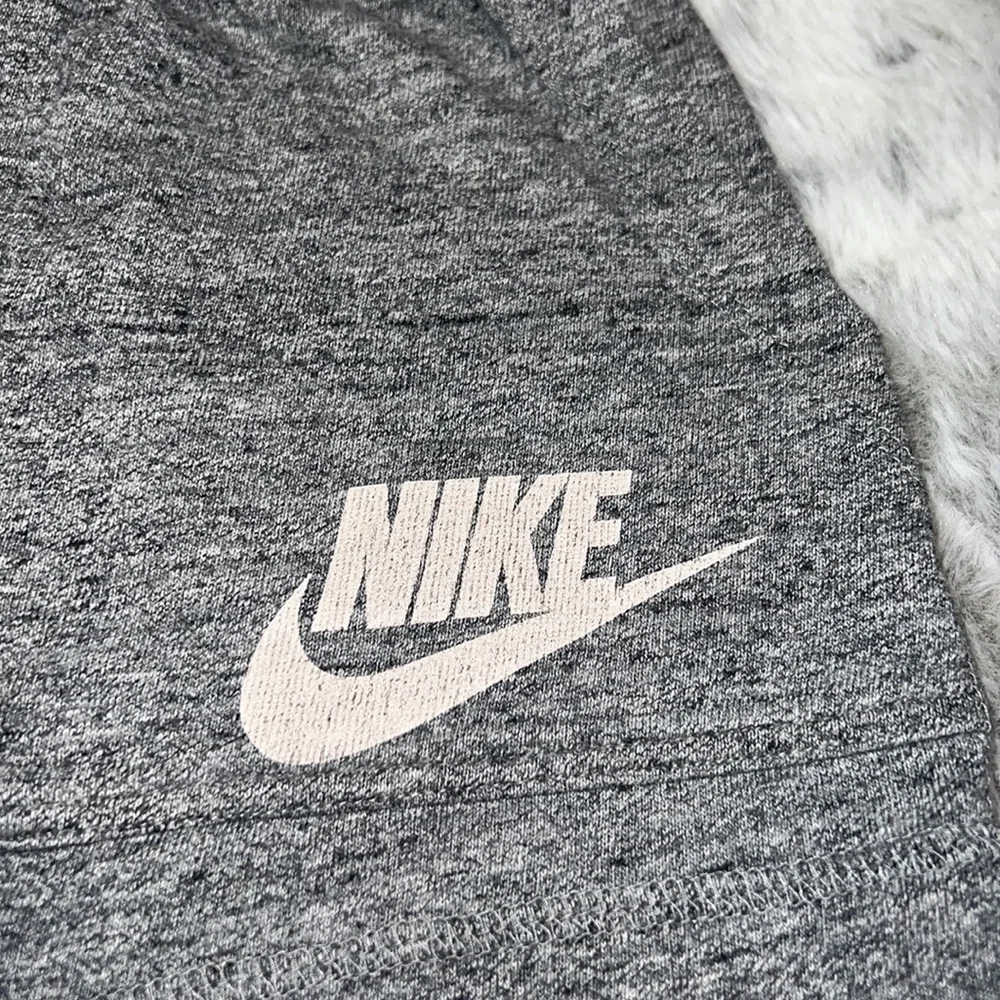 Nike - Picture 3 of 6